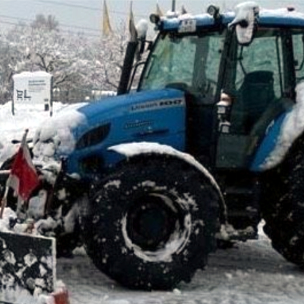 Schlepper mit Schneeschild