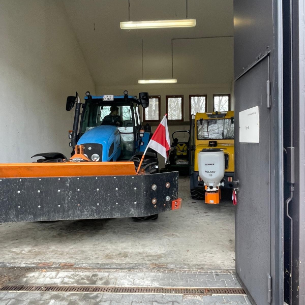 Schlepper mit Schneeschild & Radlader