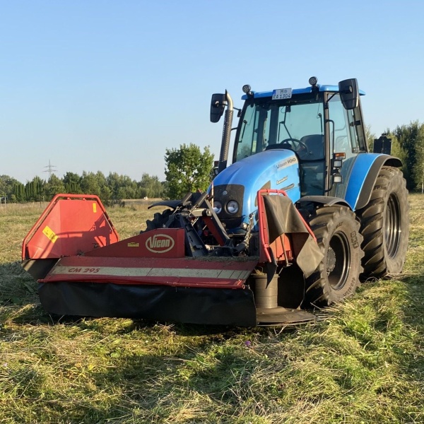Schlepper mit Mähwerk
