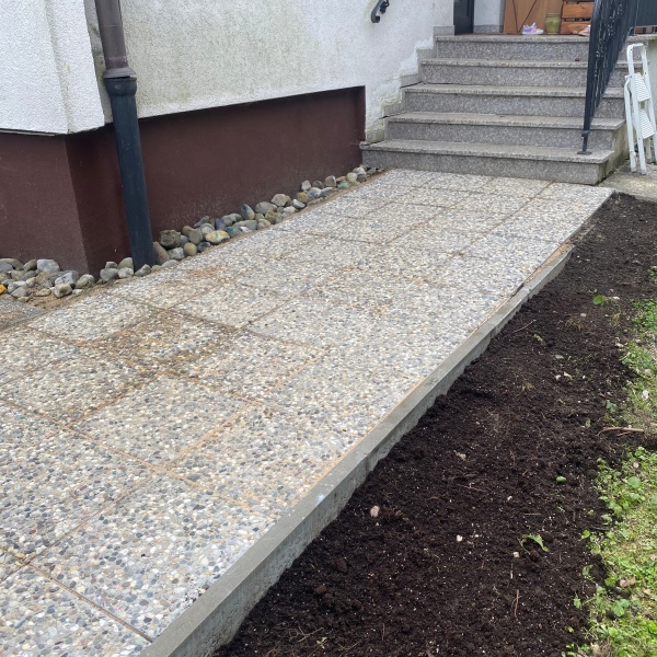 Neu gepflasterter Eingang