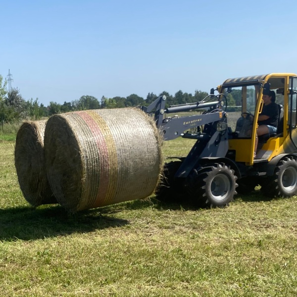 Radlader beim Ballen Transport