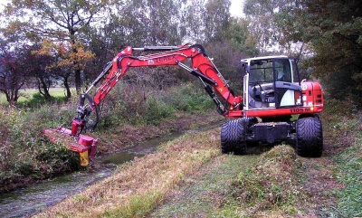 Bagger mit M&auml;hwerk