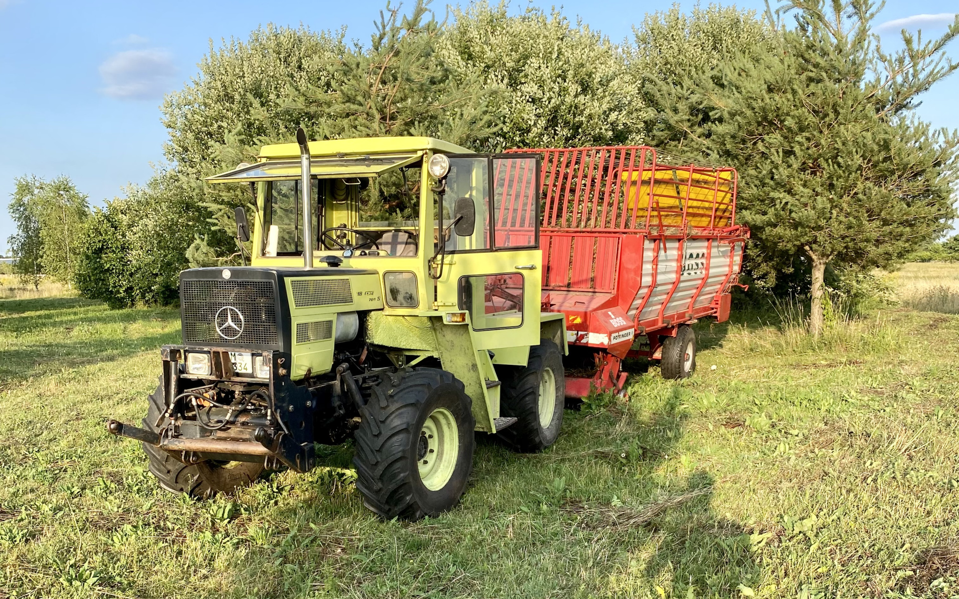 Schlepper mit Ladewagen