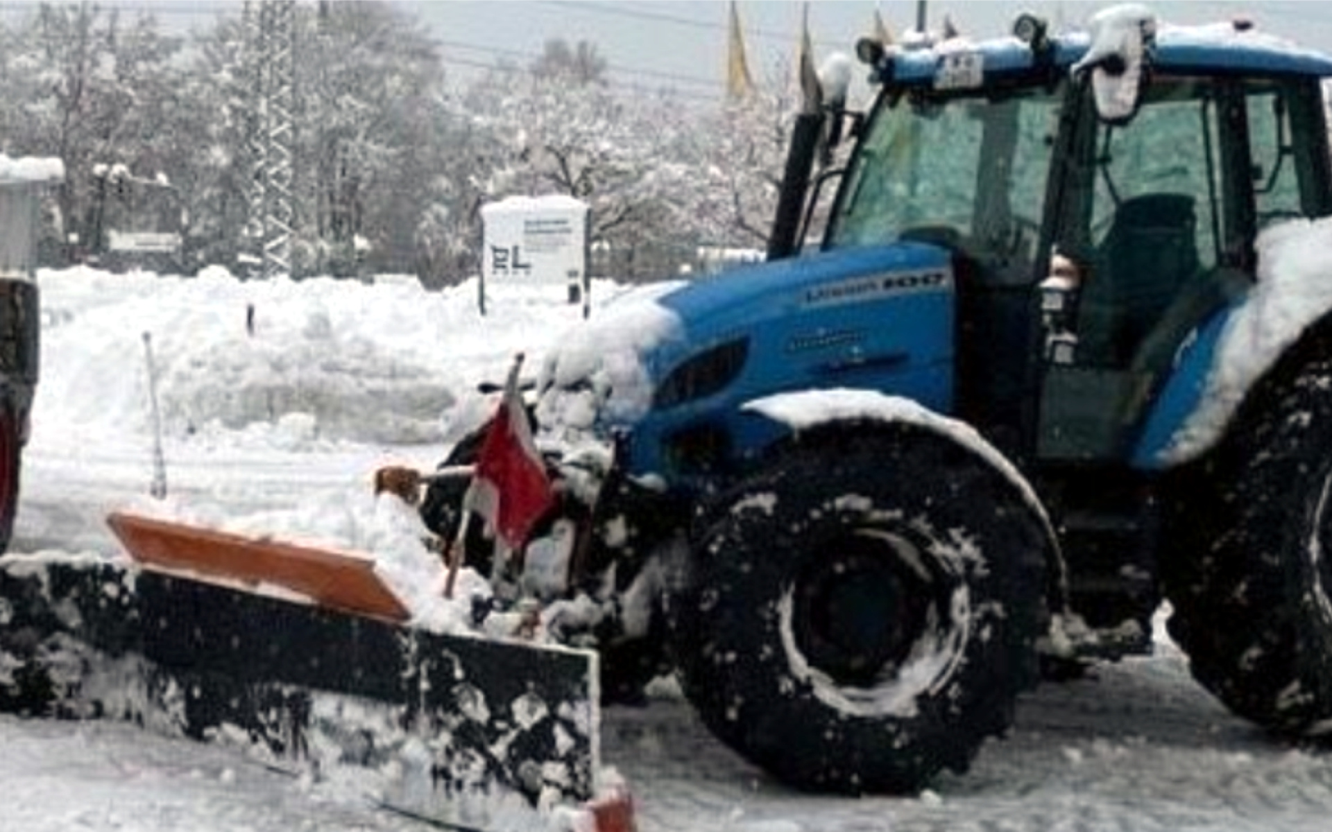 Traktor mit Schneeschild